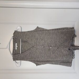 Rose & Olive tie front sleeveless top size large